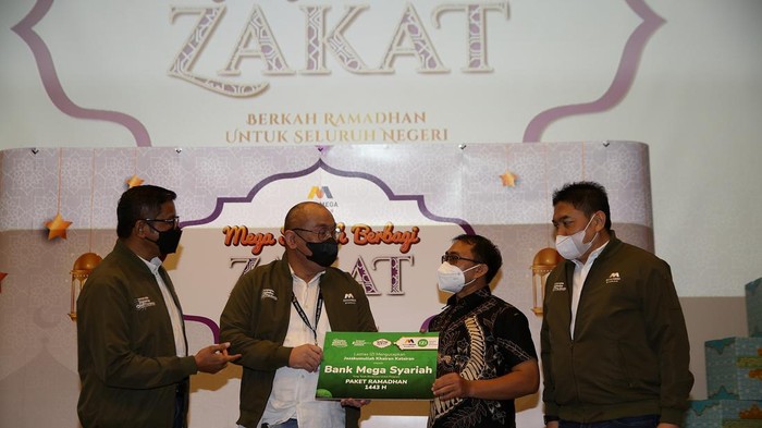 Bank Mega Syariah mengadakan kegiatan Corporate Social Responsibility Mega Syariah Berbagi Zakat 2022 (MSBZ 2022) dengan membagikan paket sembako.