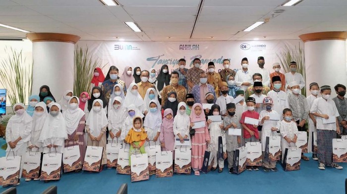 Berbagi Kebahagiaan dengan Anak Yatim di Bulan Ramadan Bulan Ramadan jadi momen berbagi untuk anak yatim. Sejumlah perusahaan pun ikut beberikan santunan dalam program Safari Ramahan.