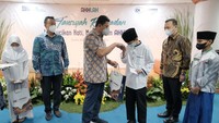 Komisaris Independen PT Asuransi Kredit Indonesia atau Askrindo, Heru Kreshna Reza, Direktur Utama Askrindo, Priyastomo dan Direktur Kepatuhan, SDM dan Manajemen Risiko Askrindo, Kun Wahyu Wardana, memberikan santunan kepada anak yatim dalam acara Safari Ramadan dengan tema Mensucikan Hati Memuliakan Akhlak yang digelar di berbagai kota di Indonesia.
