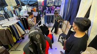 Kegiatan thrifting tengah digandrungi oleh banyak kalangan, terutama anak muda.