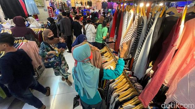 Thrifting atau membeli barang bekas tengah digandrungi oleh banyak kalangan, terutama anak muda. Jelang lebaran penjualan baju bekas di Pasar Senen meningkat.
