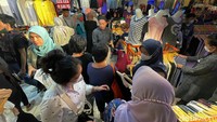 Banyak warga yang membeli pakaian untuk kebutuhan lebaran.