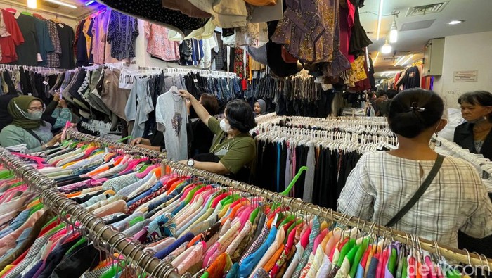 Thrifting atau membeli barang bekas tengah digandrungi oleh banyak kalangan, terutama anak muda. Jelang lebaran penjualan baju bekas di Pasar Senen meningkat.