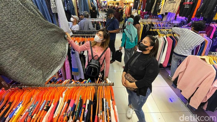 Thrifting atau membeli barang bekas tengah digandrungi oleh banyak kalangan, terutama anak muda. Jelang lebaran penjualan baju bekas di Pasar Senen meningkat.