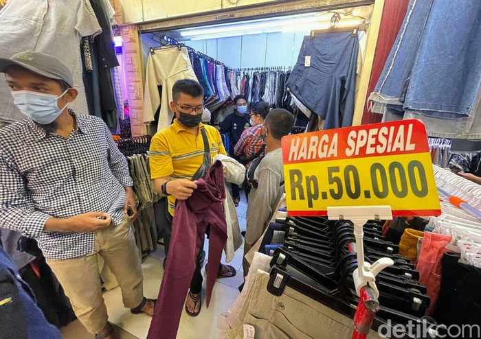 Thrifting atau membeli barang bekas tengah digandrungi oleh banyak kalangan, terutama anak muda. Jelang lebaran penjualan baju bekas di Pasar Senen meningkat.