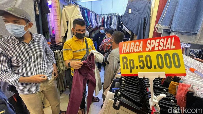 Berburu Baju Lebaran dengan Thrifting di Pasar Senen Thrifting atau membeli barang bekas tengah digandrungi oleh banyak kalangan, terutama anak muda. Jelang lebaran penjualan baju bekas di Pasar Senen meningkat.