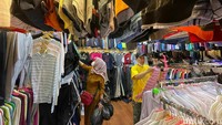 Sejumlah warga berbelanja pakaian bekas impor di Pasar Senen, Jakarta Pusat, Rabu (27/4/2022).  