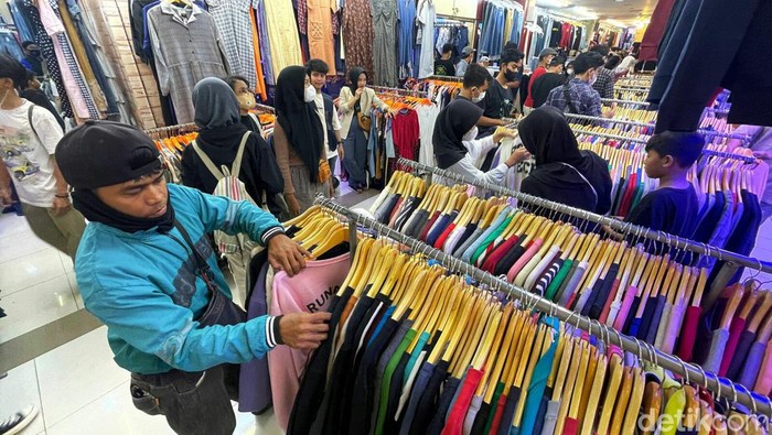 Berburu Baju Lebaran dengan Thrifting di Pasar Senen Thrifting atau membeli barang bekas tengah digandrungi oleh banyak kalangan, terutama anak muda. Jelang lebaran penjualan baju bekas di Pasar Senen meningkat.