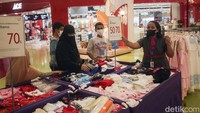 Menjelang hari raya Idul Fitri 1443 H sejumlah pusat perbelanjaan di Jakarta menggelar diskon besar-besaran.