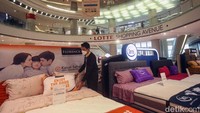 Para pengunjung bisa mendapatkan takjil hingga parkir gratis lho.