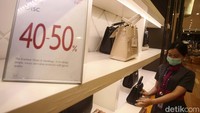 Diskon yang diberikan di pusat perbelanjaan ini juga cukup besar mulai dari 40 - 70%.