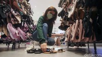 Pengunjung memilih barang yang dijual pada salah satu tenant di Lotte Shopping Avenue, Jakarta Selatan, Rabu (27/4/2022).