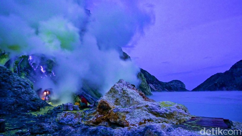 Blue Flame di Kawah Ijen Banyuwangi Blue Flame di Kawah Ijen Banyuwangi