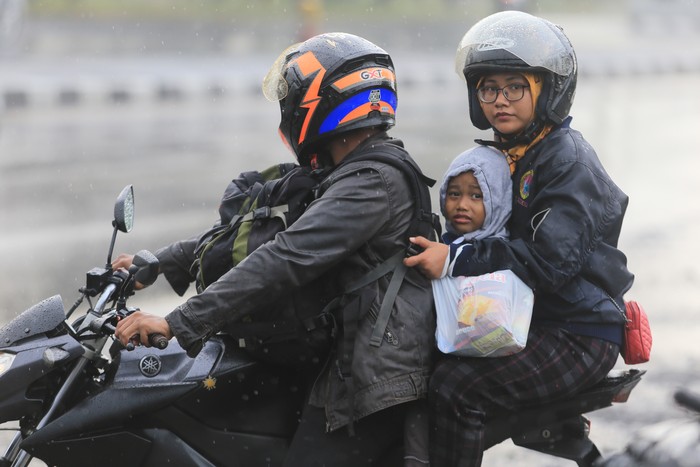 Pemudik menerobos hujan saat melintas di jalur Pantura, Widasari, Indramayu, Jawa Barat, Rabu (27/4/2022). Badan Meteorologi Klimatologi dan Geofisika (BMKG) mengimbau pemudik untuk tetap waspada terhadap perubahan cuaca, potensi hujan lebat dan angin kencang wilayah Pantai Utara Jawa. ANTARA FOTO/Dedhez Anggara/rwa.