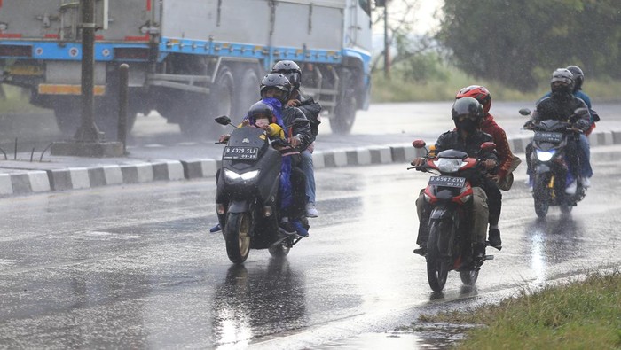 Pemudik menerobos hujan saat melintas di jalur Pantura, Widasari, Indramayu, Jawa Barat, Rabu (27/4/2022). Badan Meteorologi Klimatologi dan Geofisika (BMKG) mengimbau pemudik untuk tetap waspada terhadap perubahan cuaca, potensi hujan lebat dan angin kencang wilayah Pantai Utara Jawa. ANTARA FOTO/Dedhez Anggara/rwa.