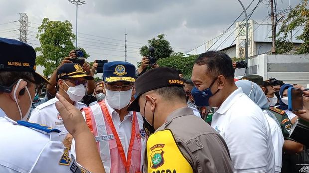 Menhub Budi Karya meninjau Stasiun Pasar Senen, Rabu (27/4/2022).