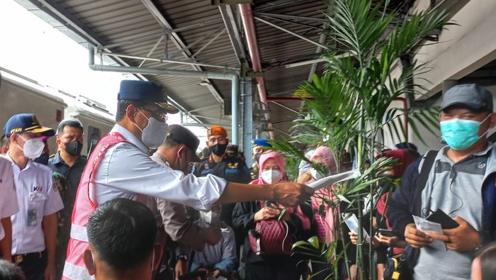 Menhub Budi Karya meninjau Stasiun Pasar Senen, Rabu (27/4/2022).