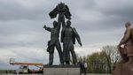 Monumen Era Soviet di Kyiv Dipenggal Gegara Invasi Rusia