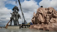Mengutip Reuters, patung tersebut menggambarkan seorang pekerja Ukraina dan Rusia yang tampak memegang tinggi-tinggi tatanan persahabatan Soviet. Patung perunggu setinggi 8 meter itu terletak di bawah Lengkungan Persahabatan Rakyat yang didirikan pada tahun 1982 untuk memperingati 60 tahun Uni Soviet.