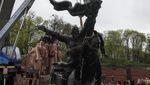 Monumen Era Soviet di Kyiv Dipenggal Gegara Invasi Rusia