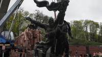 Proses pembongkaran monumen itu disaksikan oleh sejumlah warga sekitar.  