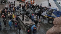 Saat derek mengangkat monumen dari tambatannya dan secara bertahap menurunkannya ke tanah, kerumunan sekitar 100 orang bersorak dan meneriakkan Kemuliaan bagi Ukraina dan slogan-slogan lainnya.