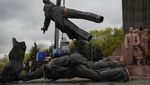 Monumen Era Soviet di Kyiv Dipenggal Gegara Invasi Rusia