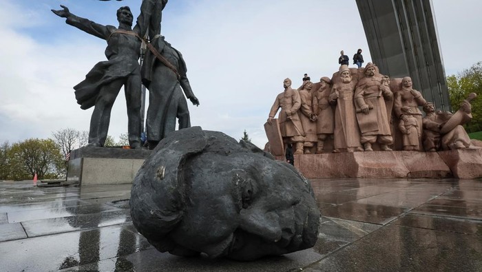 Buntut Perang Rusia-Ukraina, Monumen Era Soviet Dibongkar di Kyiv Sebuah monumen era Soviet yang melambangkan persahabatan Rusia dan Ukraina dibongkar di Kyiv. Diketahui, pembongkaran dilakukan imbas invasi Rusia ke Ukraina.