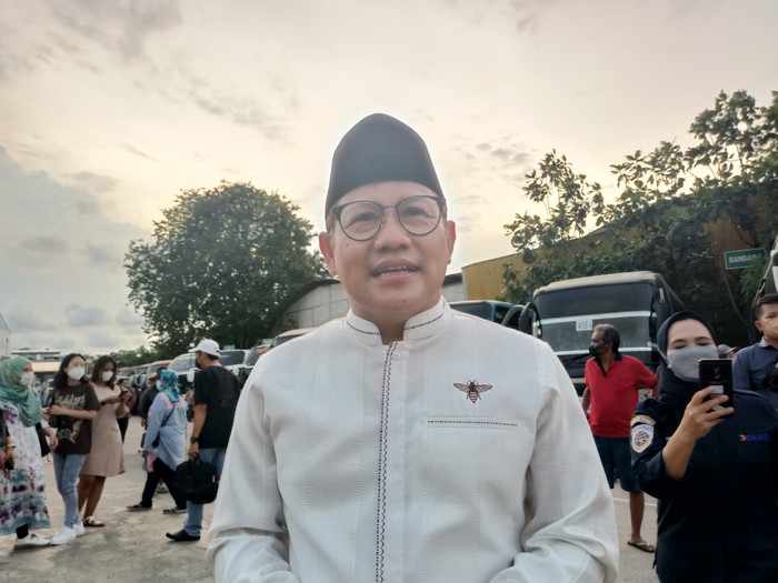 Wakil Ketua DPR RI Muhaimin Iskandar atau Cak Imin mendatangi Pool Damri Kemayoran, Jakarta Pusat (Jakpus). Dalam kunjungannya itu, Cak Imin mengecek kesiapan Pool Damri Kemayoran dan juga membagikan takjil kepada pemudik.