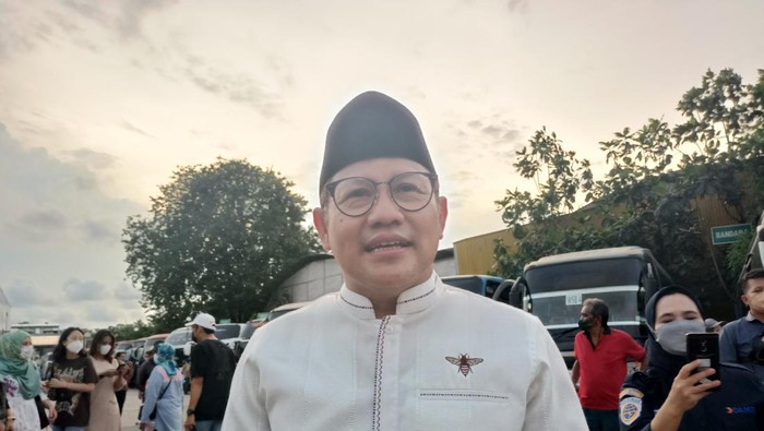 Wakil Ketua DPR RI Muhaimin Iskandar atau Cak Imin mendatangi Pool Damri Kemayoran, Jakarta Pusat (Jakpus). Dalam kunjungannya itu, Cak Imin mengecek kesiapan Pool Damri Kemayoran dan juga membagikan takjil kepada pemudik.