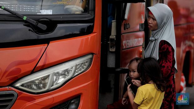 Calon penumpang menunggu jadwal keberangkatan bus antarkota antarprovinsi (AKAP) di Terminal Kampung Rambutan, Jakarta Timur, Rabu (27/4/2022). Memasuki H-5 Idul Fitri 1443 H, ribuan pemudik mulai memadati Terminal Kampung Rambutan. (CNBC Indonesia/Muhammad Sabki)
