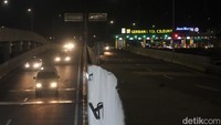 Kendaraan dari Exit Tol Cileunyi, terpecah mengarah ke dua arah, yakni jalur selatan Nagreg-Tasikmalaya dan Garut, juga jalur tengah Sumedang-Cirebon.