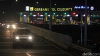 Pantauan detikJabar, Rabu (27/4/2022) malam sekitar Pukul 00.30 WIB kemeriahan terlihat di Exit Tol Cileunyi Kabupaten Bandung.