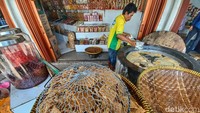 Pemilik Toko Raika Snack 2, Eni Rohaeni (50) mengatakan saat ini penjualan oleh-oleh di tokonya belum mencapai target penjualan. Menurutnya penjualan saat ini masih terbilang normal.  
