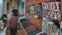 Eni menilai saat ini belum semua masyarakat telah mengalami libur. Dengan itu, kata dia, penjualan oleh-olehnya belum mengalami peningkatan. Pihaknya menjelaskan jika ramai penjualannya bisa mencapai jutaan. Namun, kata dia, saat ini belum mencapai target penjualan.