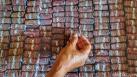 Eni mengeluhkan saat ini harga minyak goreng yang telah melambung tinggi. Dengan itu, kata dia, ongkos produksi oleh-oleh khususnya gorengan tempe meningkat.  