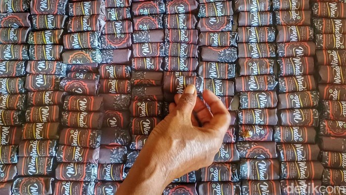 Curhat Pedagang Oleh-oleh di Cileunyi yang Masih Sepi Penjualan Pedagang oleh-oleh di Jalan Raya Bandung -Garut curhat belum mengalami peningkatan penjualan. Hal tersebut terjadi meskipun para pemudik sudah mulai berdatangan.