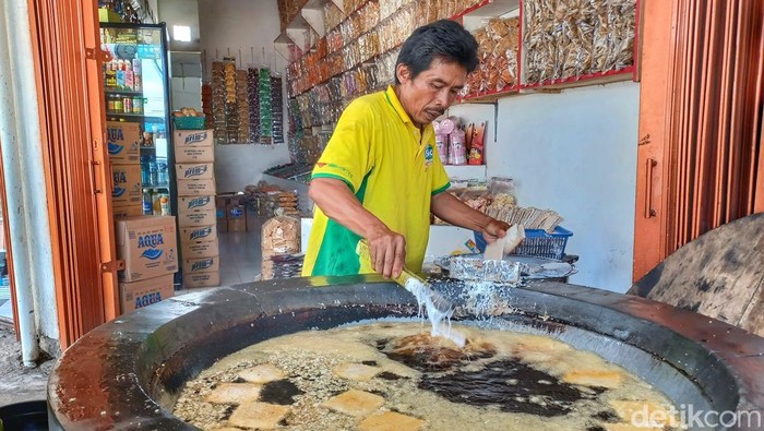 Curhat Pedagang Oleh-oleh di Cileunyi yang Masih Sepi Penjualan Pedagang oleh-oleh di Jalan Raya Bandung -Garut curhat belum mengalami peningkatan penjualan. Hal tersebut terjadi meskipun para pemudik sudah mulai berdatangan.