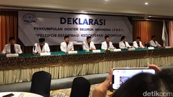 Sejumlah dokter mendeklarasikan Perkumpulan Dokter Seluruh Indonesia (PDSI). Memposisikan diri terpisah dari IDI, anggota otomatis keluar dari keanggotaan IDI.