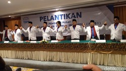 Sejumlah dokter mendeklarasikan Perkumpulan Dokter Seluruh Indonesia (PDSI). Memposisikan diri terpisah dari IDI, anggota otomatis keluar dari keanggotaan IDI.