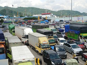 Padat! Kendaraan Antre di Dermaga 1-5 Pelabuhan Merak Siang Ini