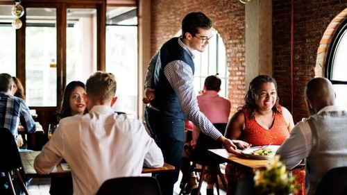 Dibalik Ramainya Restoran Saat Buka Puasa, Fakta Miris Dialami Pramusaji