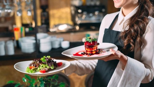 Dibalik Ramainya Restoran Saat Buka Puasa, Fakta Miris Dialami Pramusaji