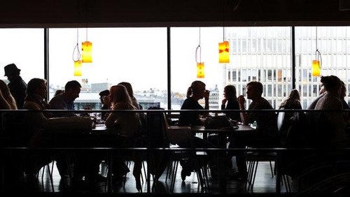 Dibalik Ramainya Restoran Saat Buka Puasa, Fakta Miris Dialami Pramusaji