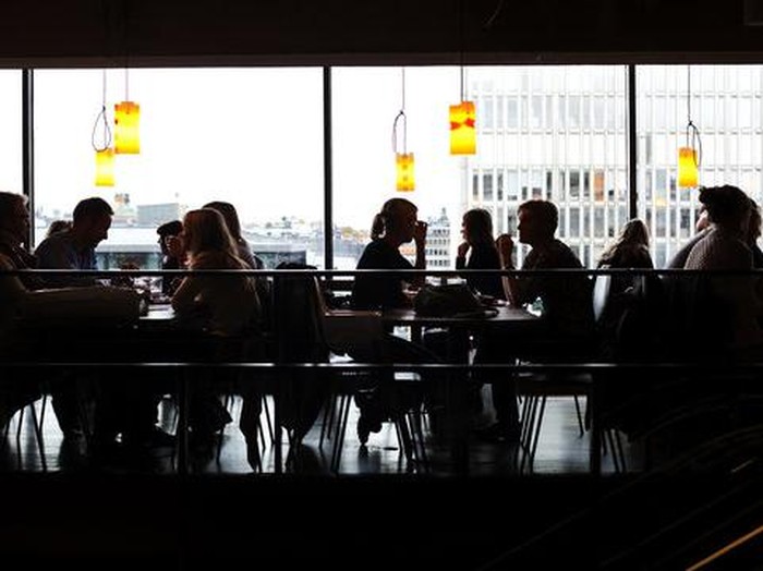 Dibalik Ramainya Restoran Saat Buka Puasa, Fakta Miris Dialami Pramusaji