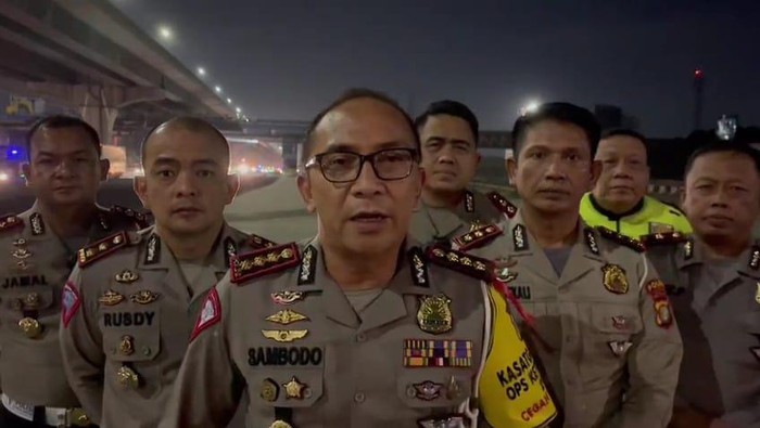 Dirlantas Polda Metro Jaya Kombes Sambodo Purnomo Yogo mengecek kondisi mudik di tol Cikampek