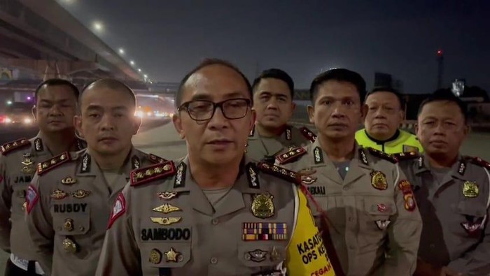 Dirlantas Polda Metro Jaya Kombes Sambodo Purnomo Yogo mengecek kondisi mudik di tol Cikampek
