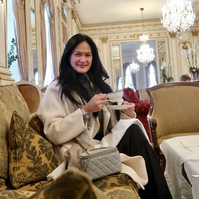 Selain di kafe, Donna juga sempat ngeteh cantik di sebuah hotel. Foto: Instagram @donnaharunofficial