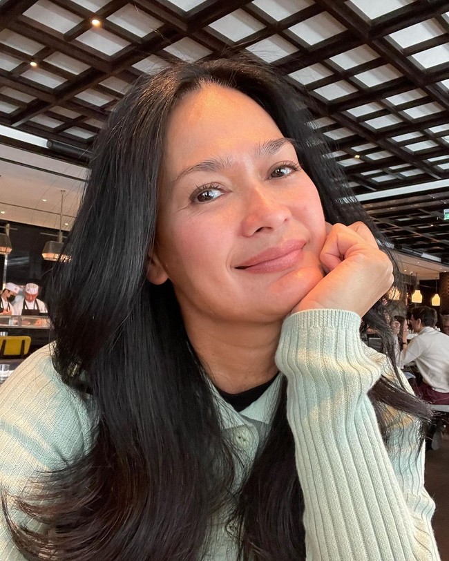 Begini potret cantiknya yang terlihat bahagia menikmati liburan di London. Tampak tak pakai banyak makeup, wanita 54 tahun itu terlihat cantik dengan rambut panjangnya yang tergerai indah.Foto: Instagram @donnaharunofficial