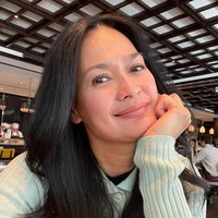 Begini potret cantiknya yang terlihat bahagia menikmati liburan di London. Tampak tak pakai banyak makeup, wanita 54 tahun itu terlihat cantik dengan rambut panjangnya yang tergerai indah.Foto: Instagram @donnaharunofficial